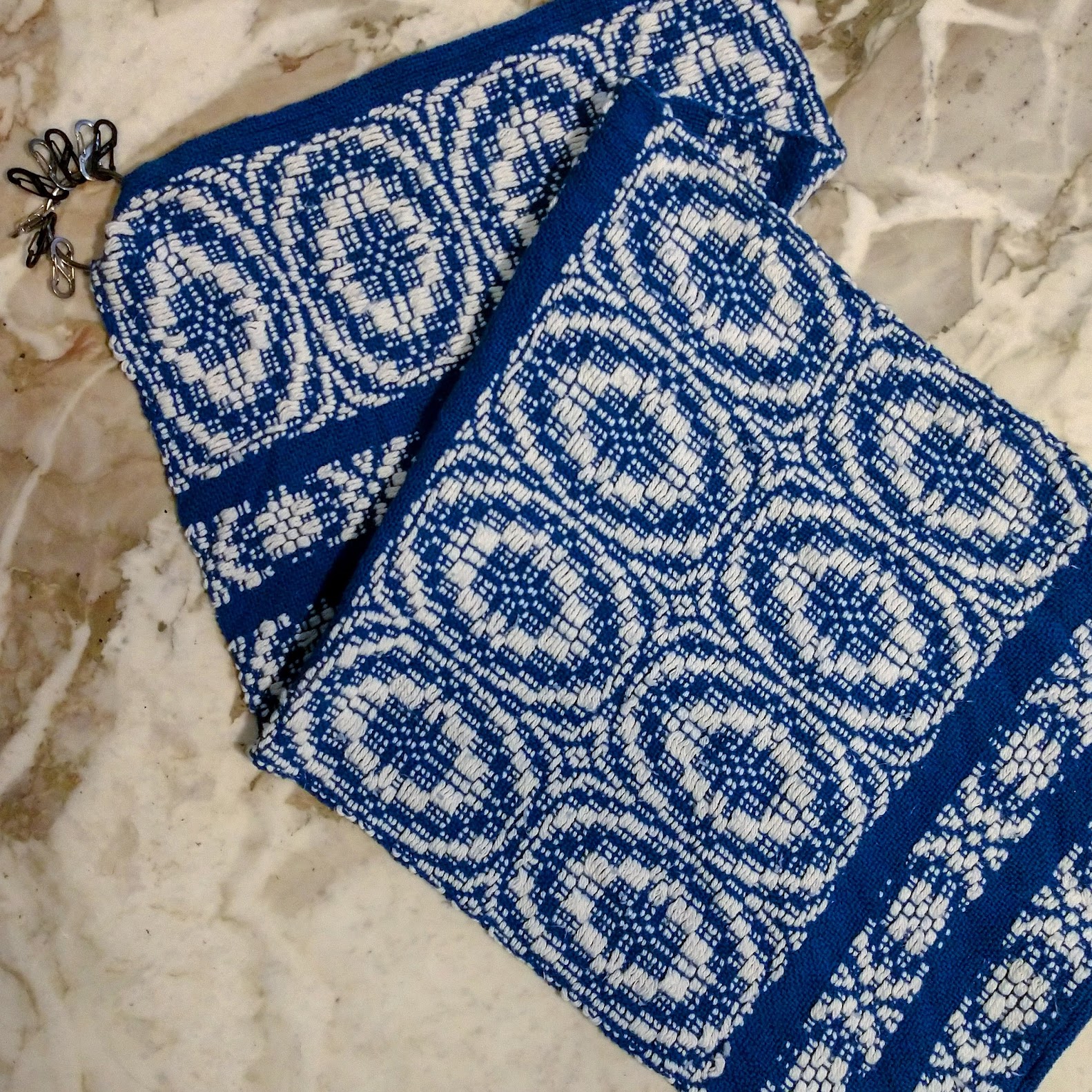 blue and white circular weave pattern